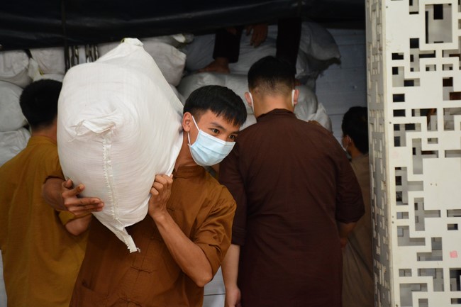 Continuing to support people in need in the Covid-19 pandemic of Hoang Phap Pagoda (series 4)